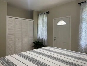 1 habitación, tabla de planchar con plancha, wifi gratis y ropa de cama 