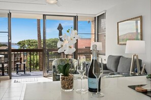 Een smart-tv en boeken