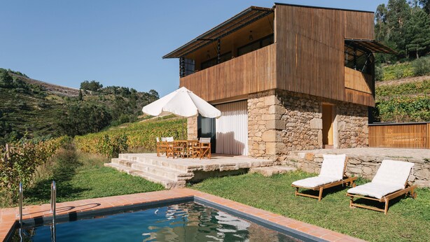 A modern house with a pool, outdoor furniture, and a stone foundation. - Casa do Lagar by Quinta de Recião (Lamego)