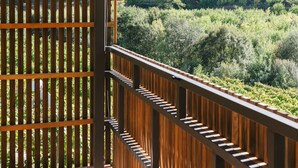 A wooden balcony with a view of a forested area. - Casa do Lagar by Quinta de Recião (Lamego)