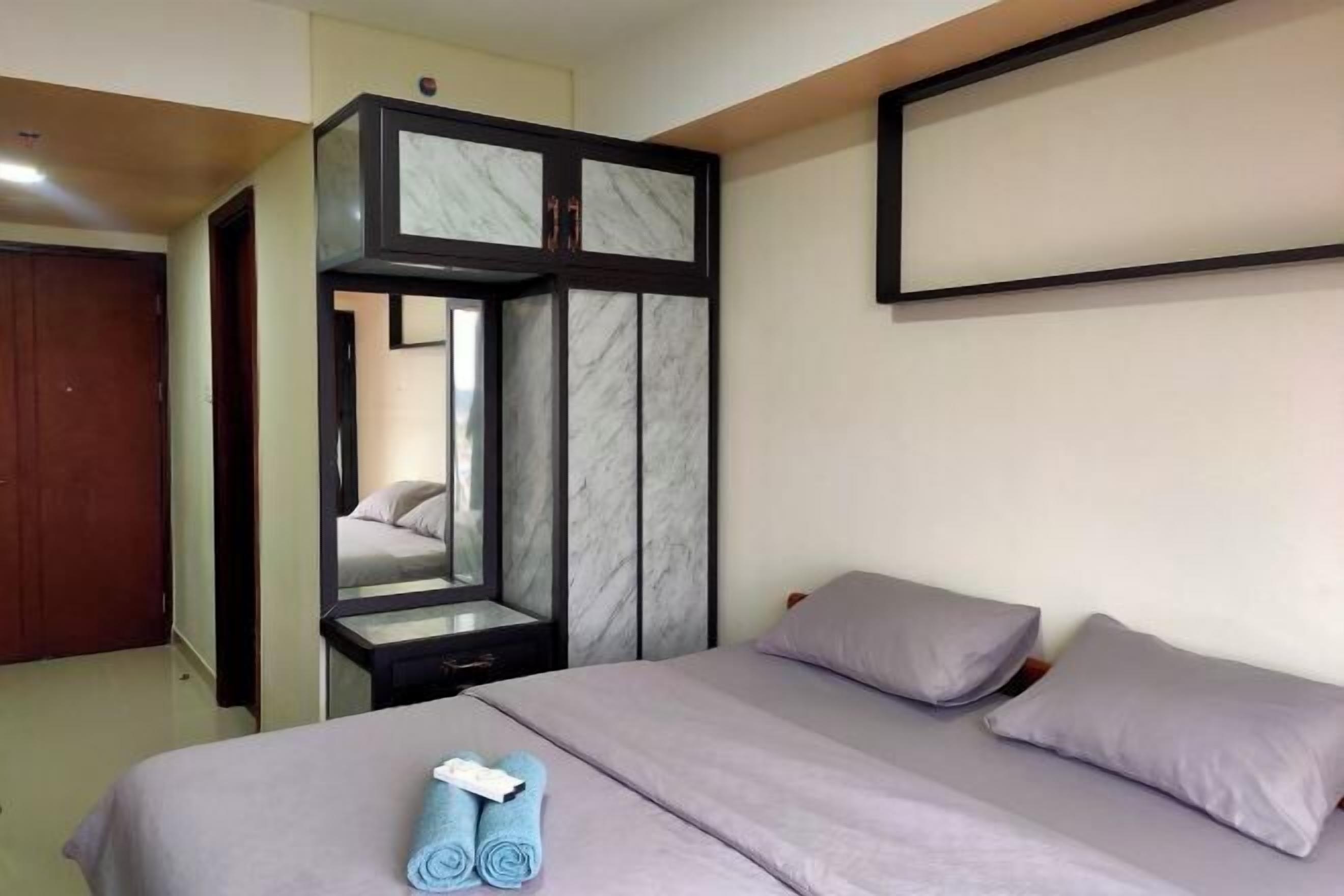 Desk, laptop workspace, free WiFi, bed sheets