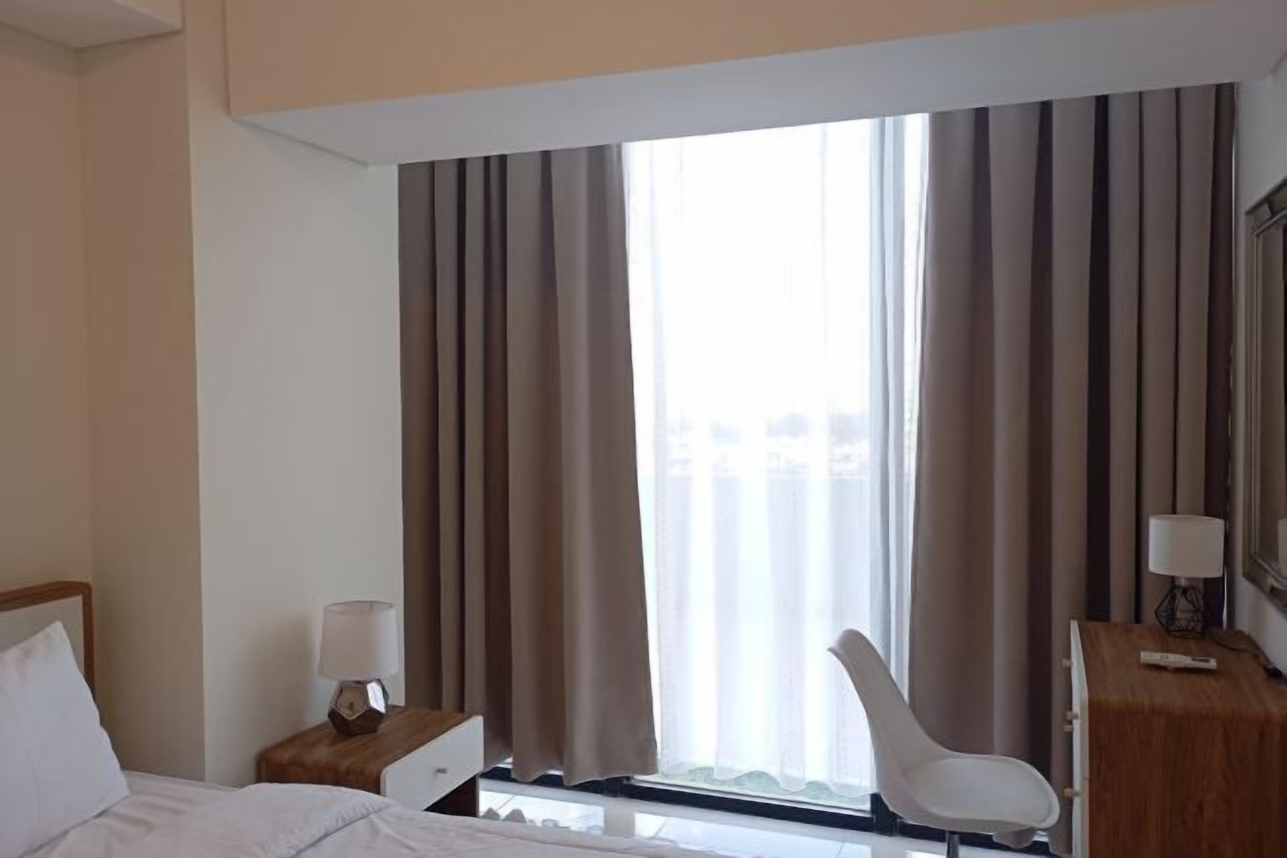 Desk, laptop workspace, free WiFi, bed sheets