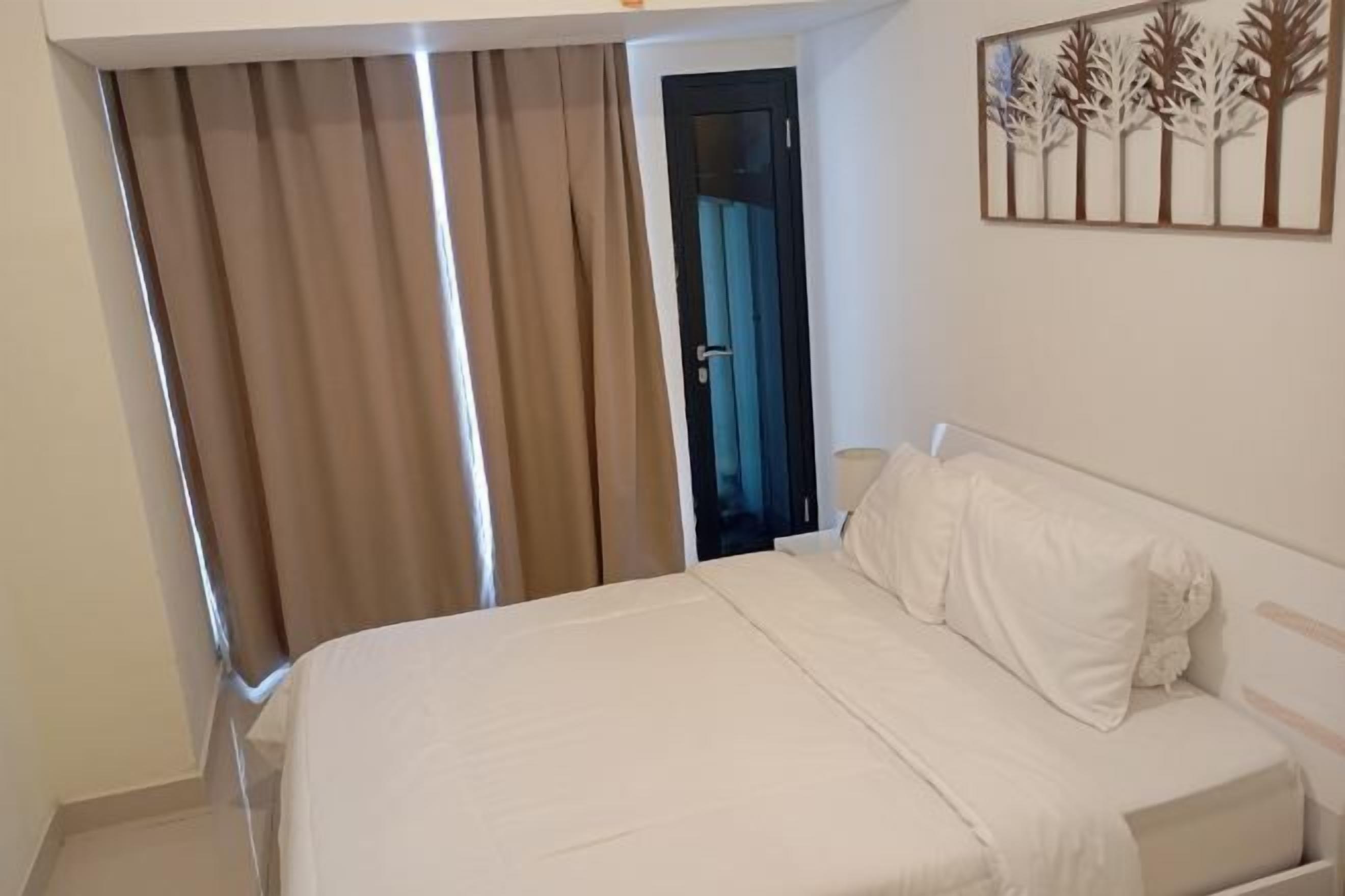 Desk, laptop workspace, free WiFi, bed sheets