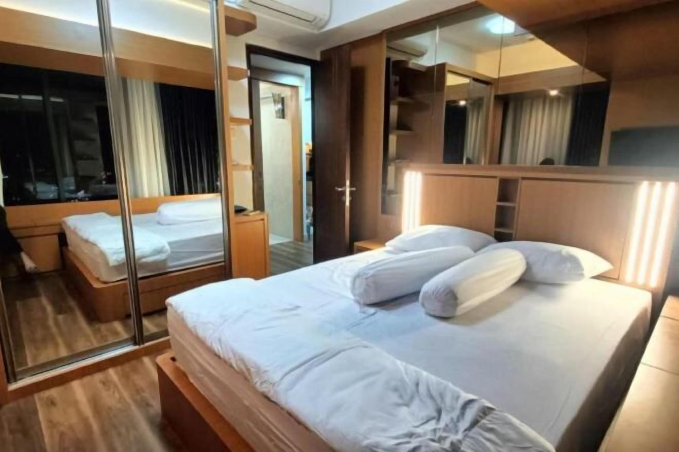 Desk, laptop workspace, free WiFi, bed sheets