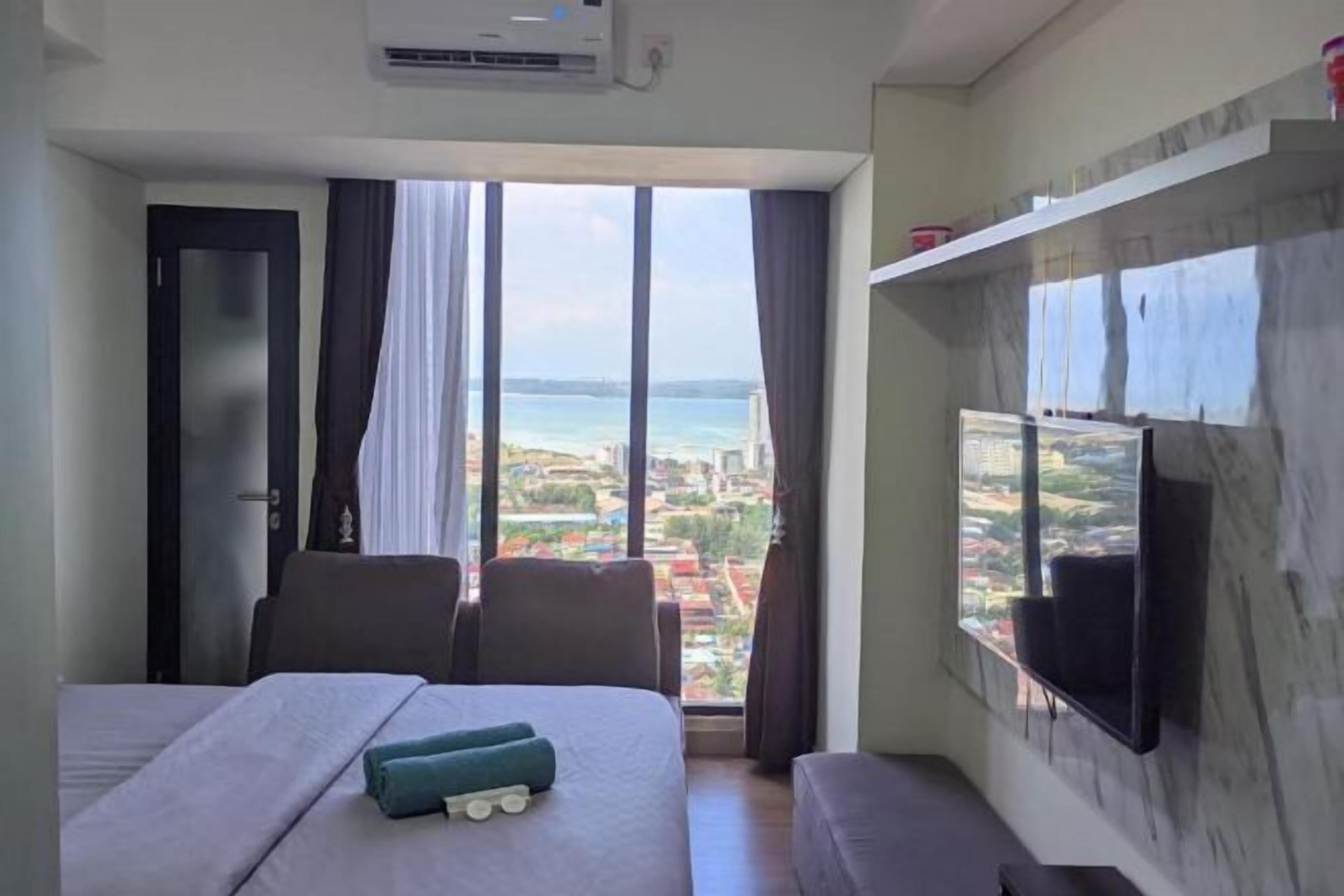 Desk, laptop workspace, free WiFi, bed sheets