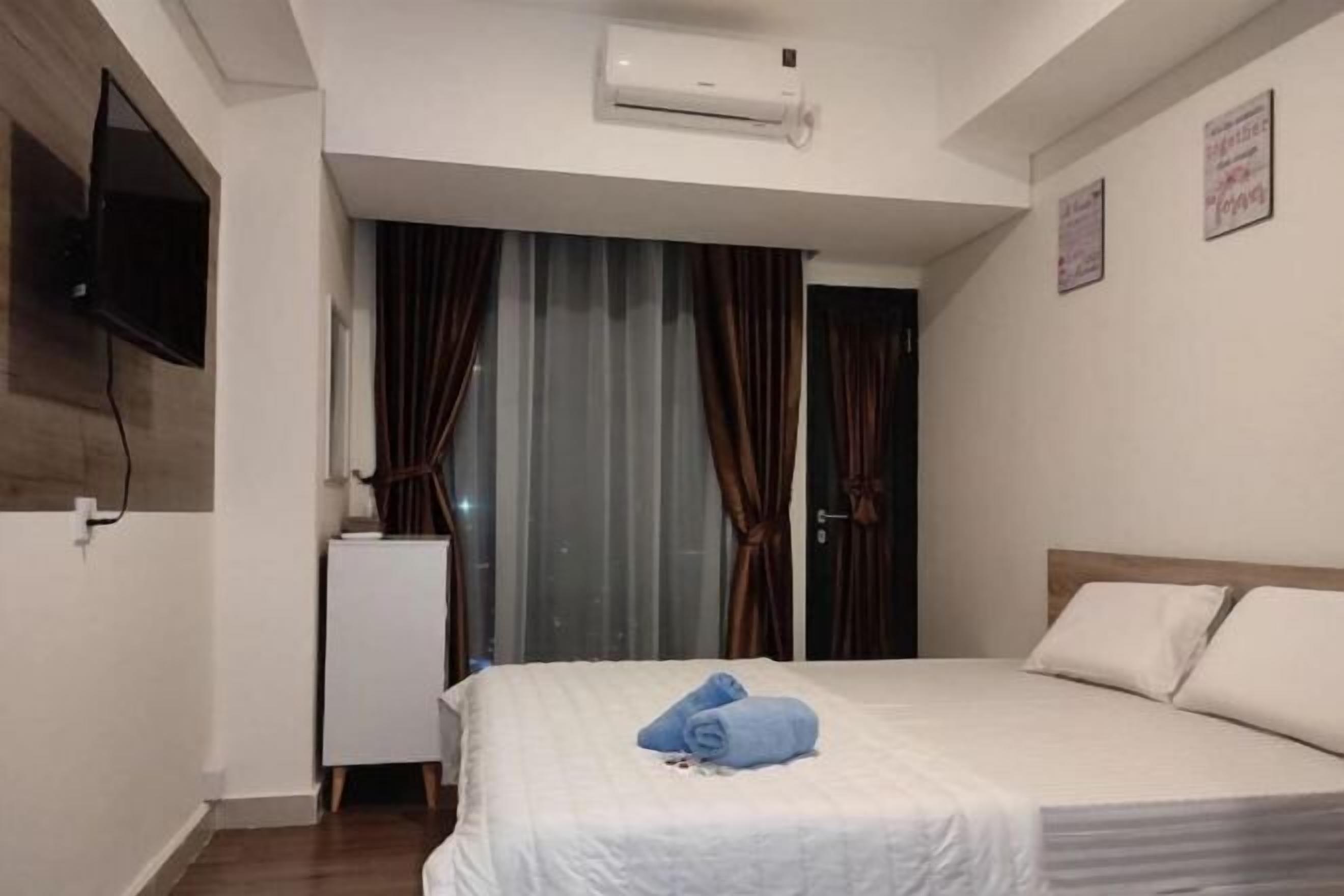 Desk, laptop workspace, free WiFi, bed sheets