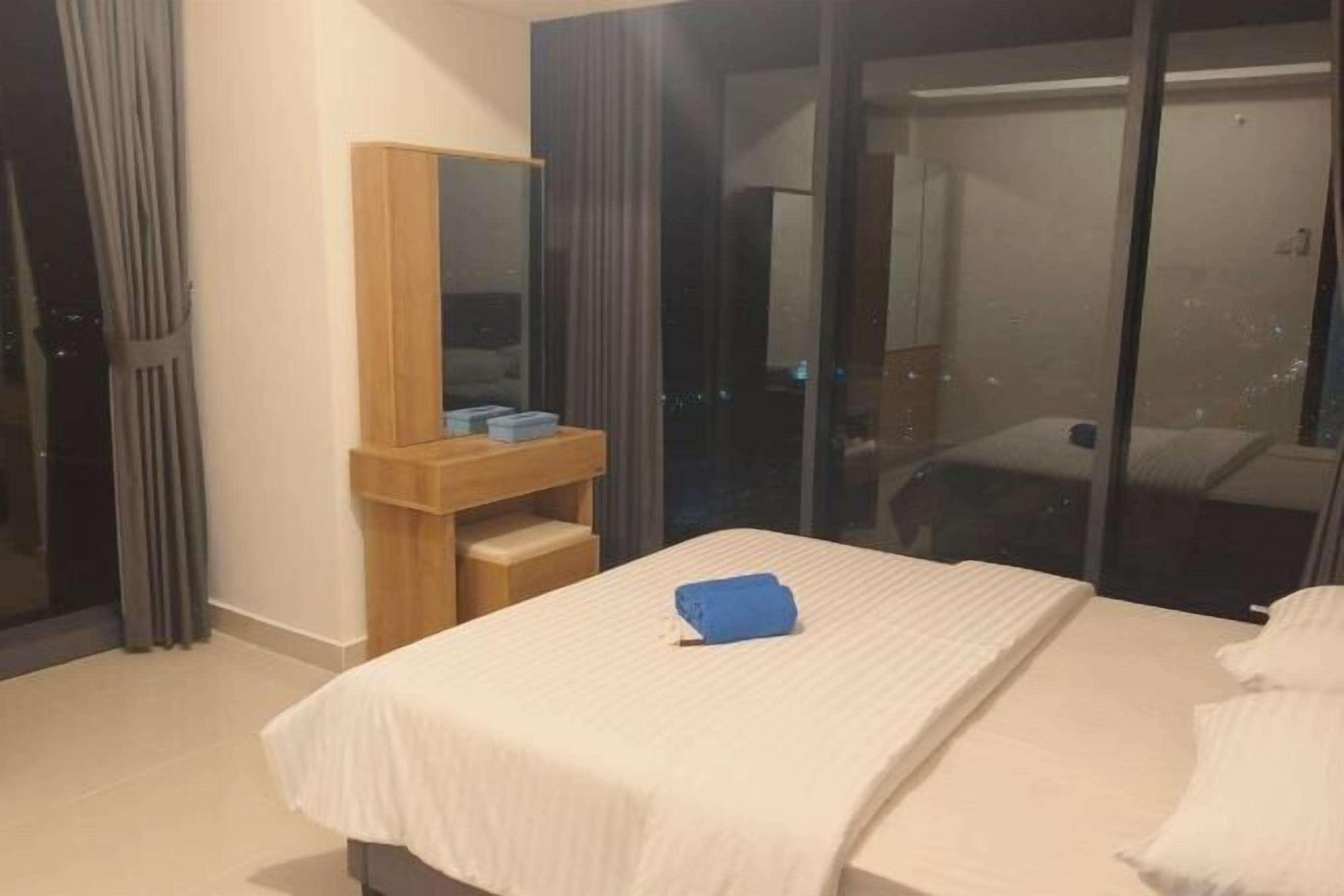 Desk, laptop workspace, free WiFi, bed sheets