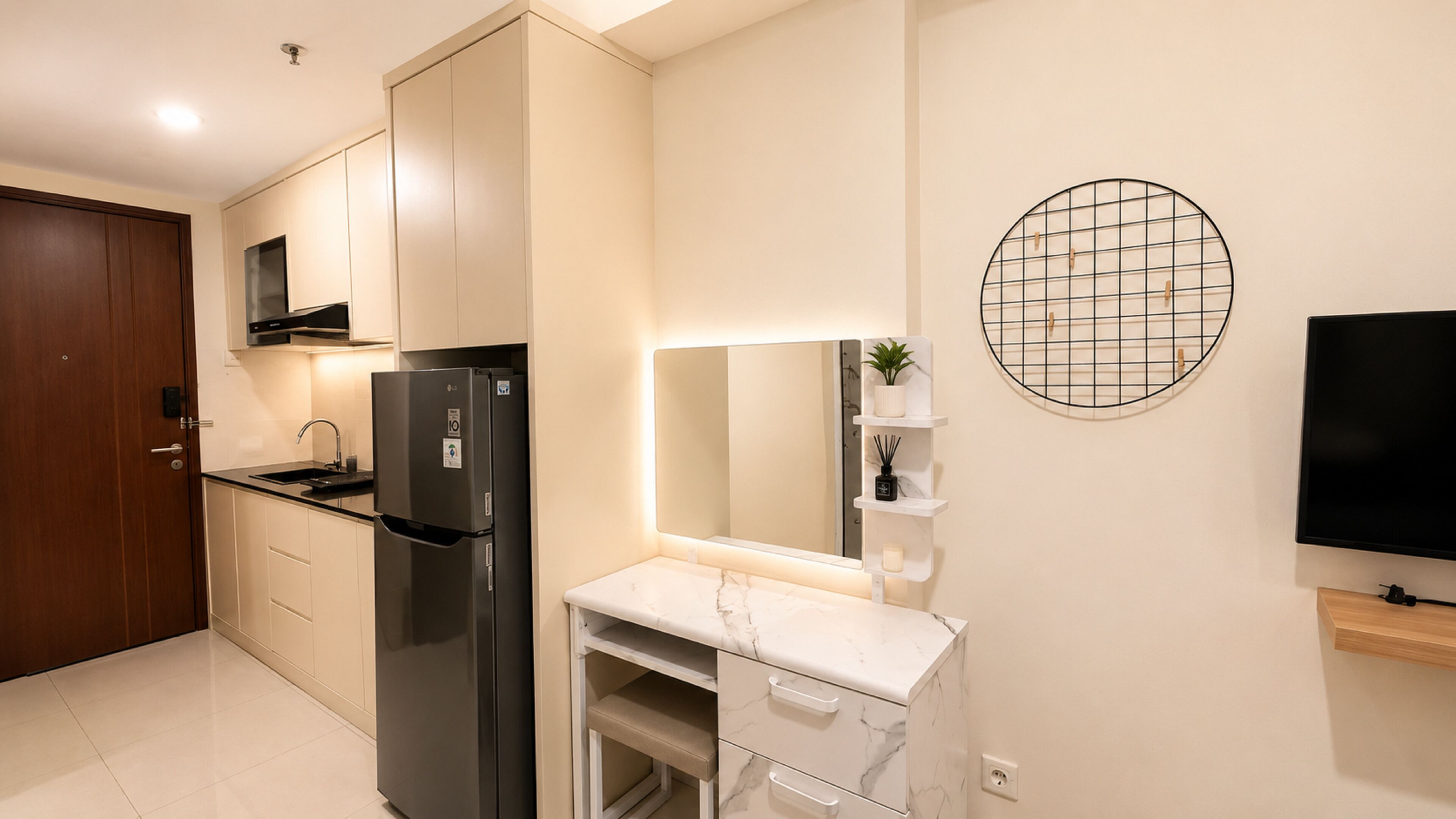Deluxe-studio | Kylpyhuone | Suihku, sadesuihkupää, ilmaiset hygieniatuotteet, bidee