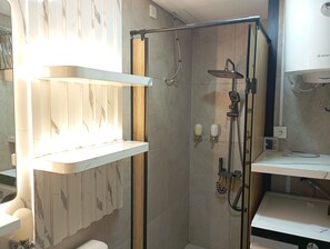 Habitación familiar | Baño | Ducha y cabezal de ducha tipo lluvia