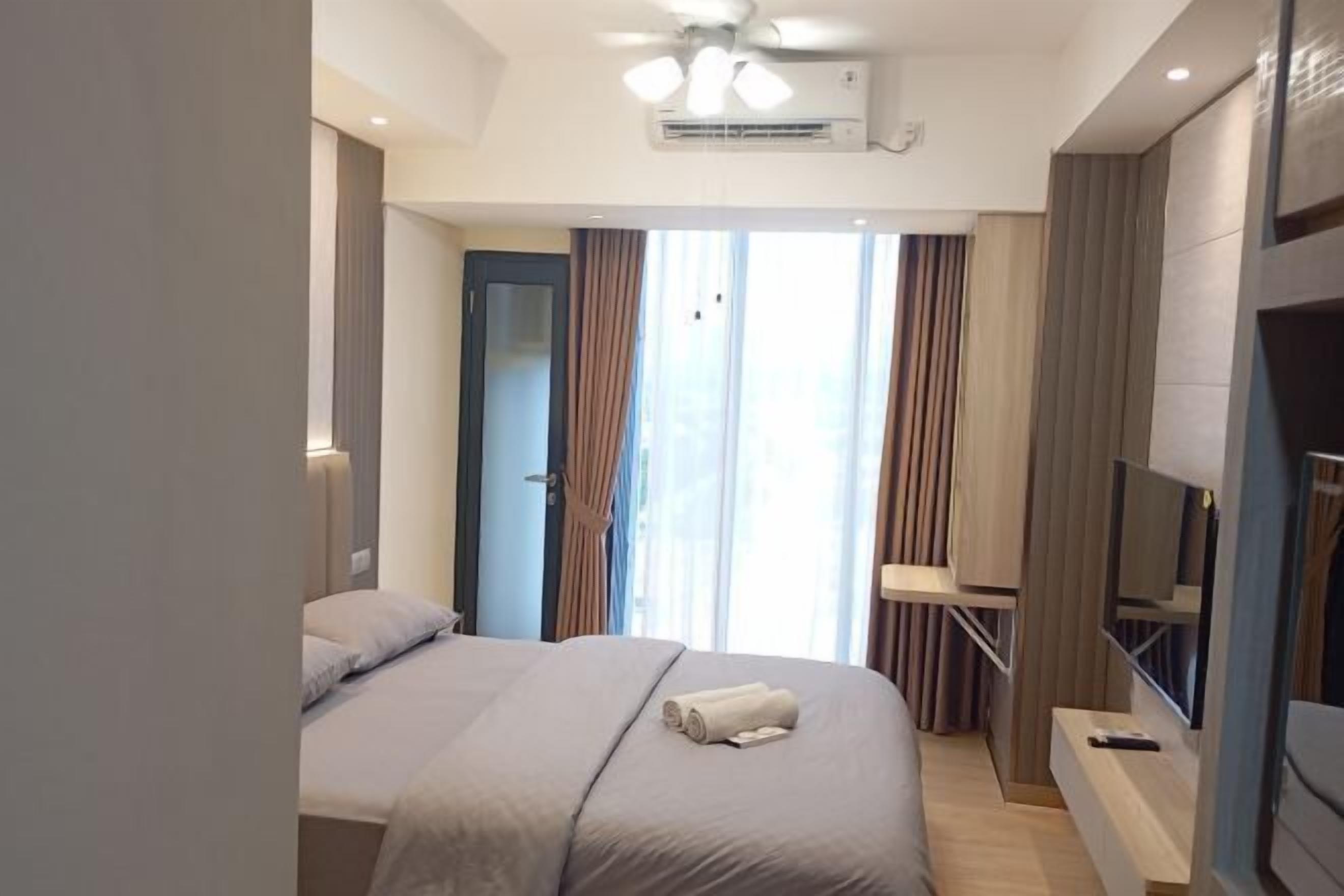 Desk, laptop workspace, free WiFi, bed sheets