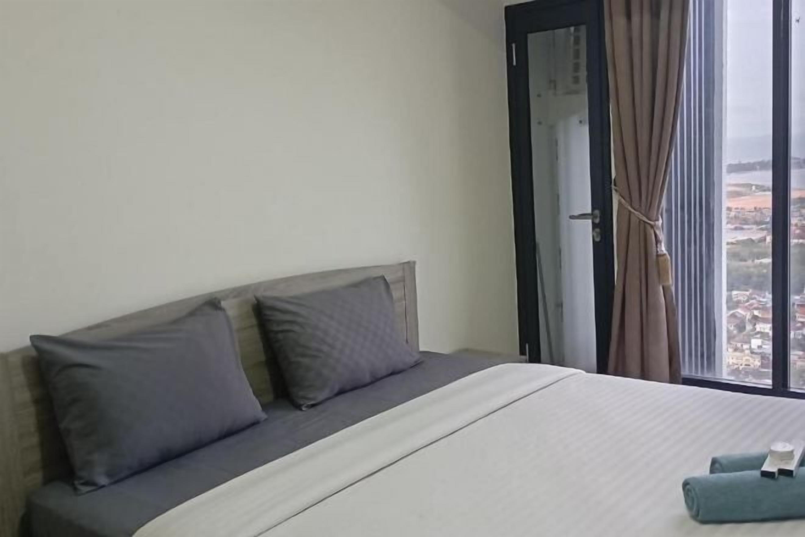 Desk, laptop workspace, free WiFi, bed sheets