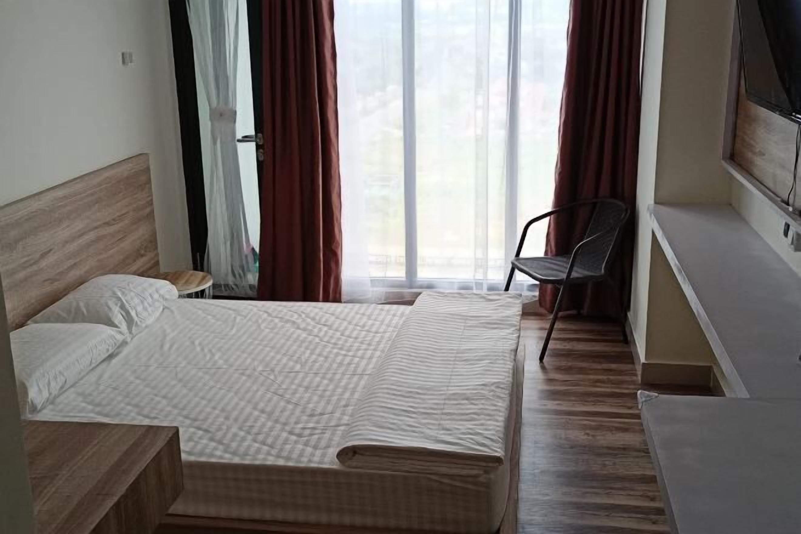 Desk, laptop workspace, free WiFi, bed sheets