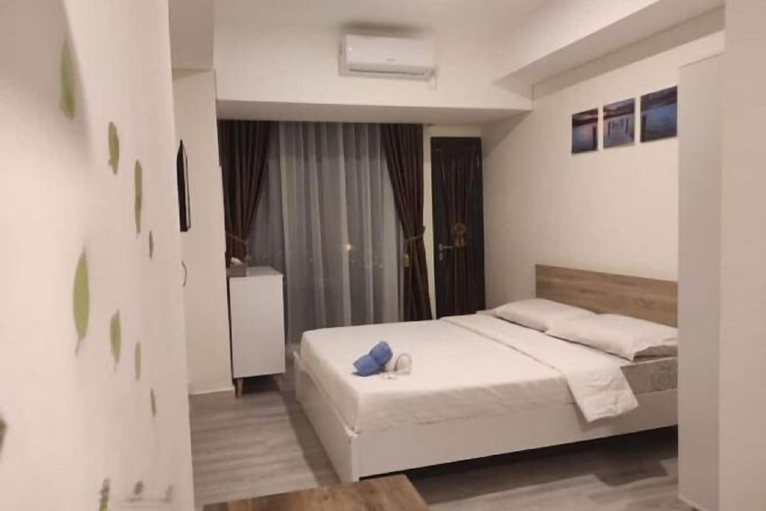 Desk, laptop workspace, free WiFi, bed sheets