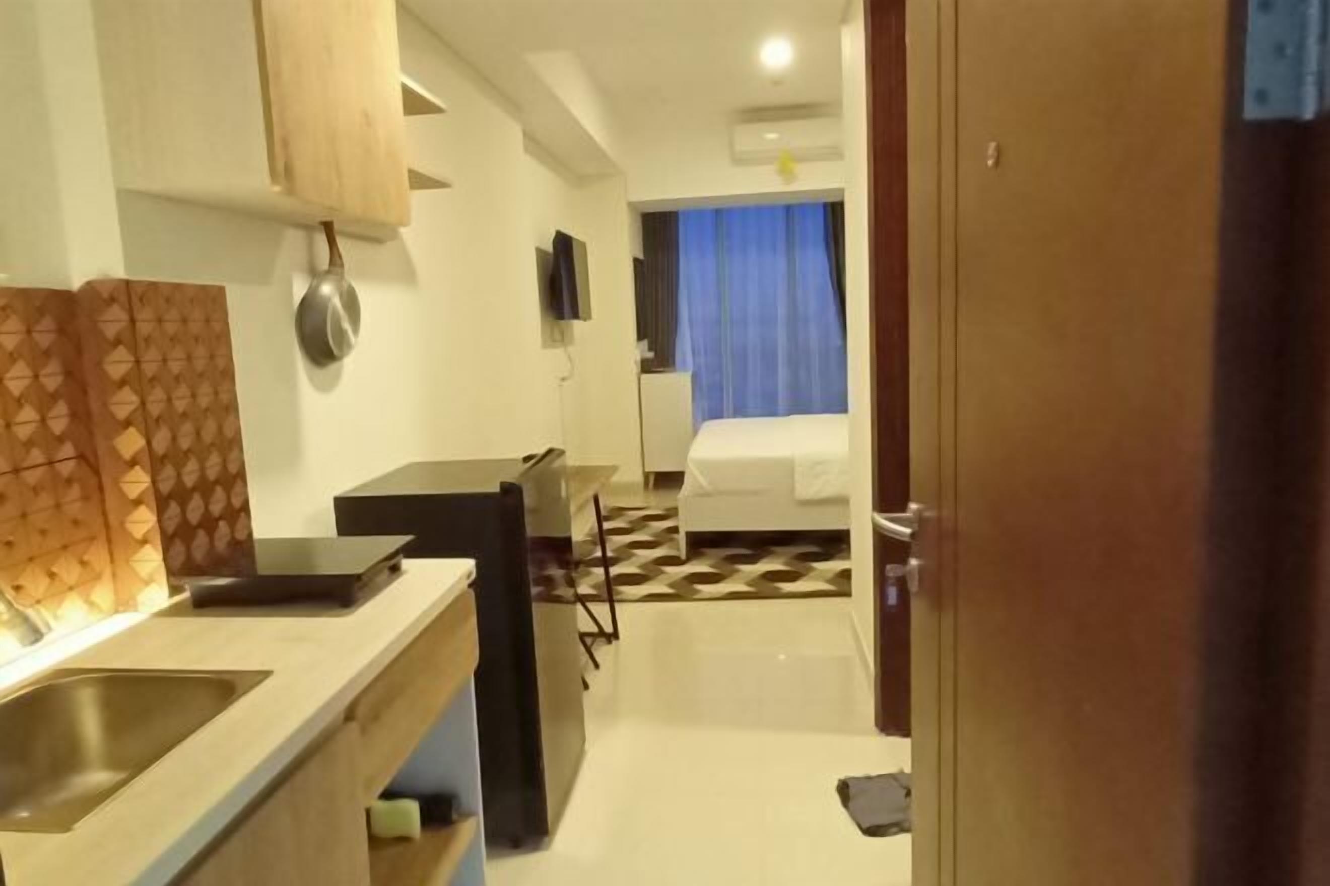 Desk, laptop workspace, free WiFi, bed sheets