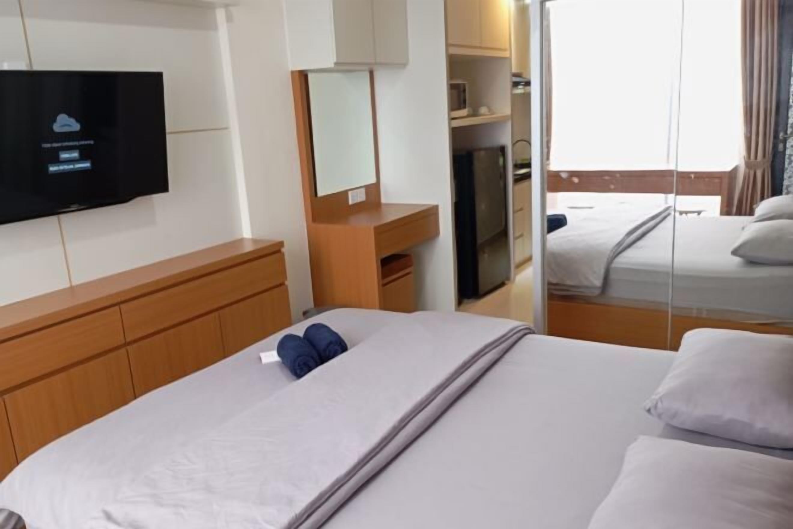 Desk, laptop workspace, free WiFi, bed sheets