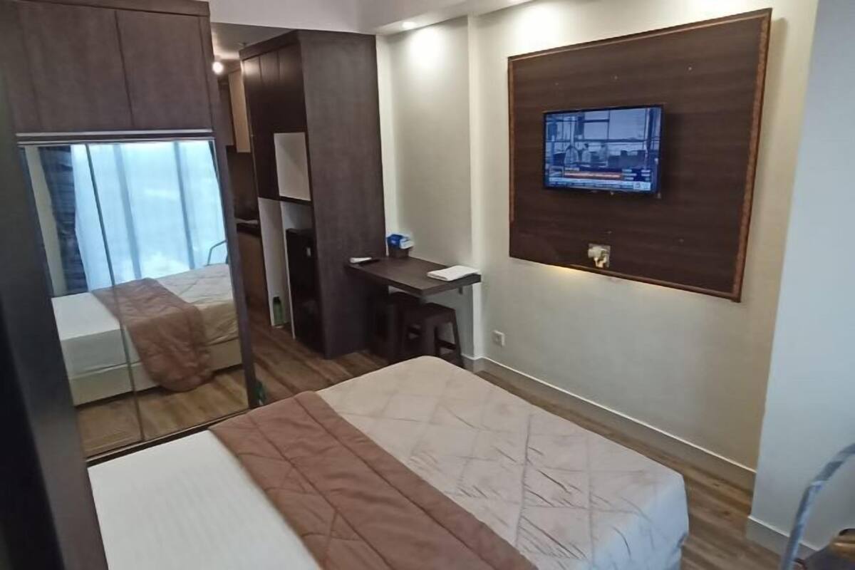 Meja kerja, tirai kedap cahaya, dan seprai linen