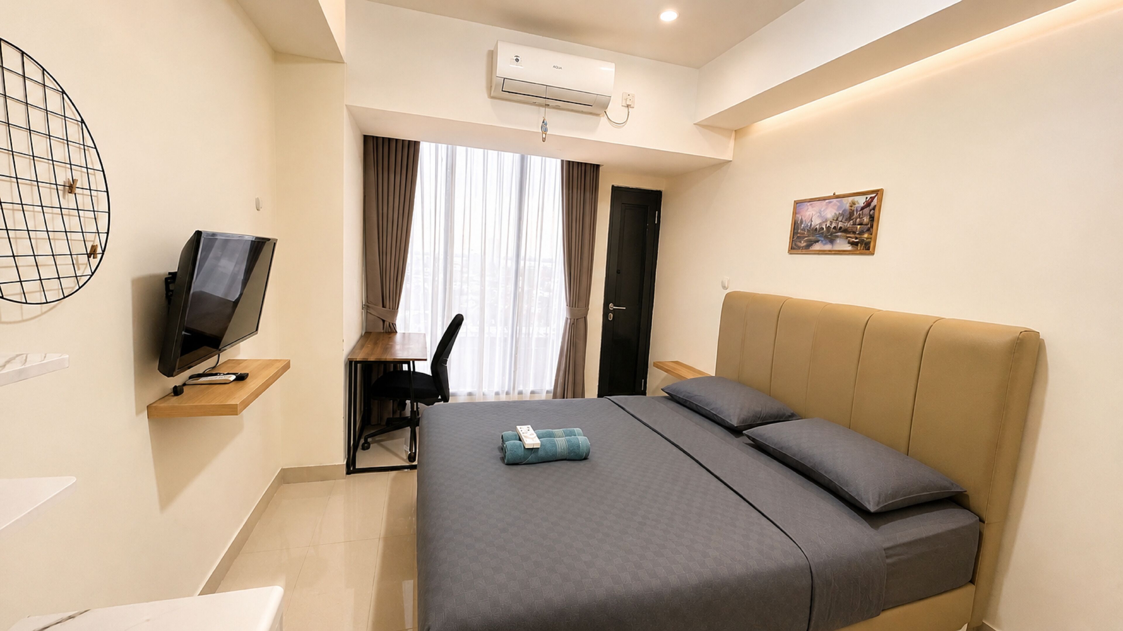 Desk, free WiFi, bed sheets
