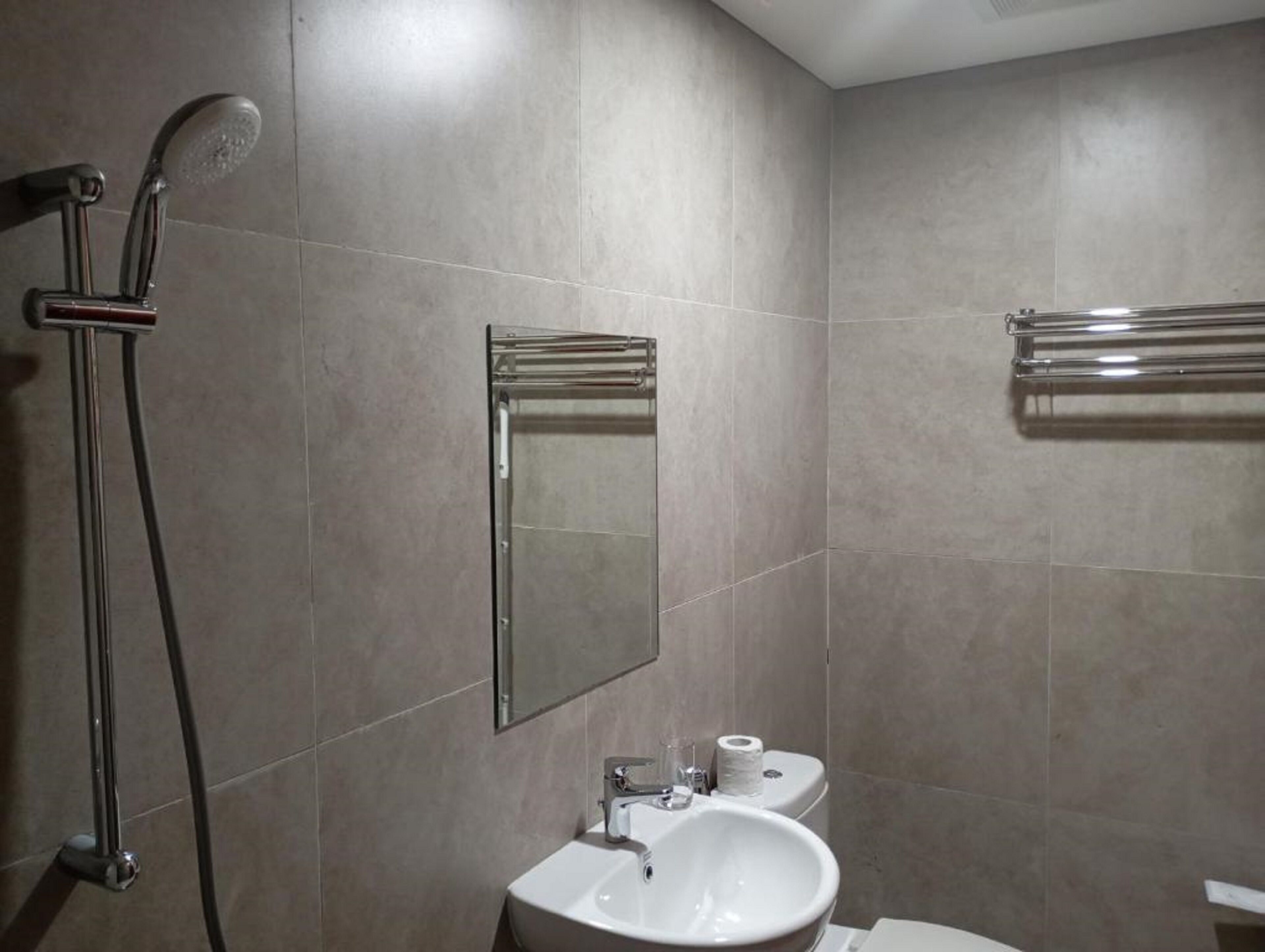 Ducha, cabezal de ducha tipo lluvia, artículos de tocador gratuitos