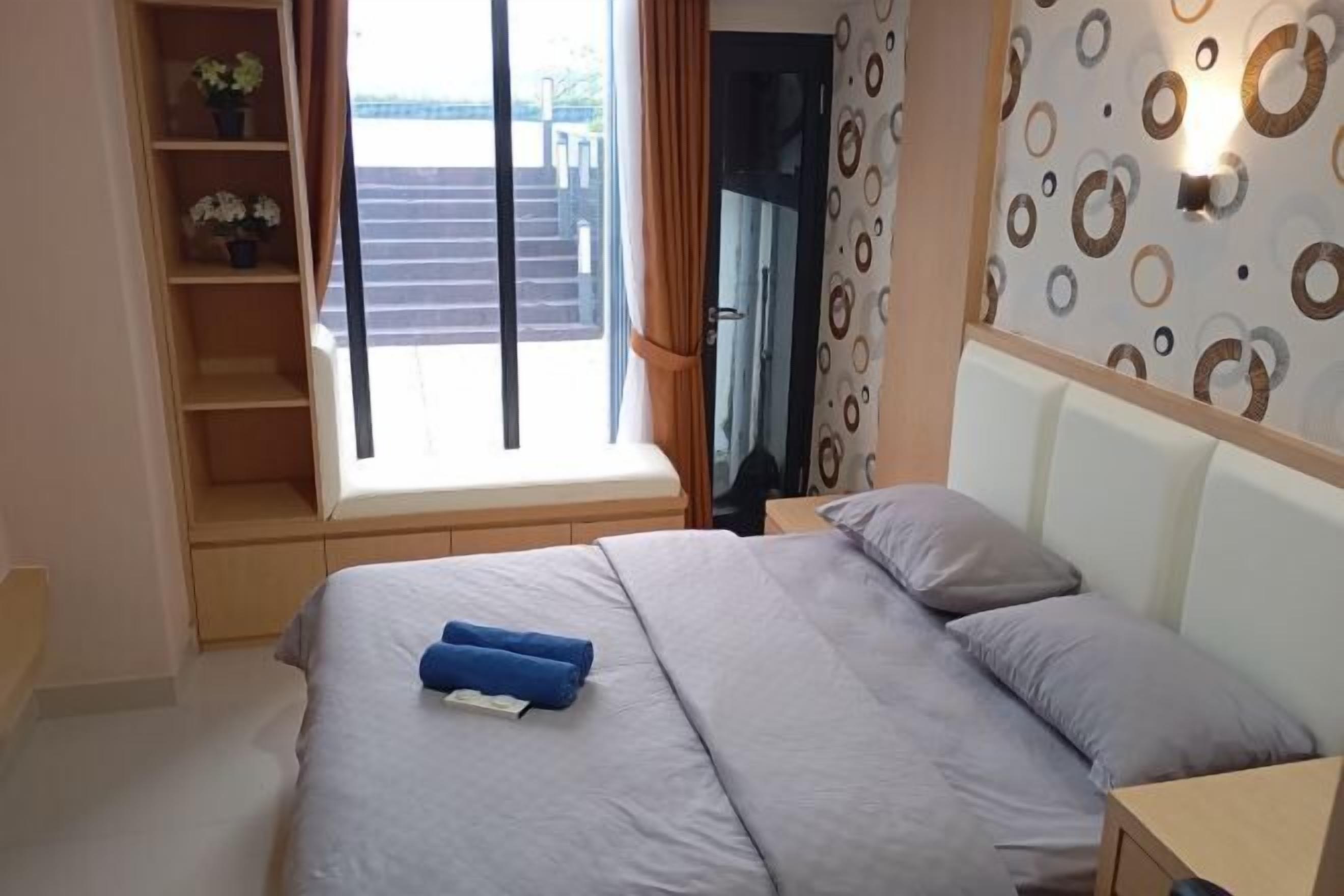 Desk, laptop workspace, free WiFi, bed sheets