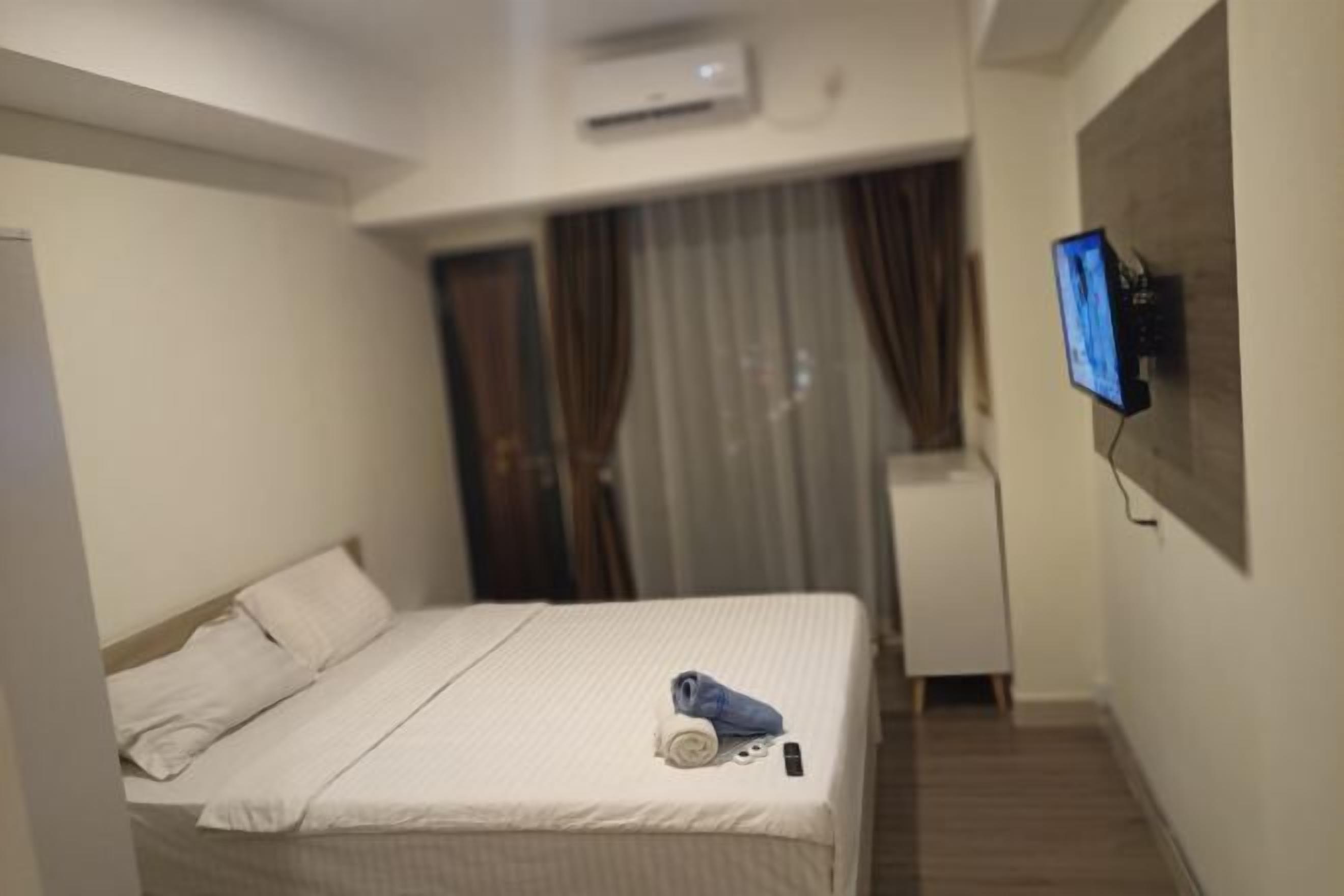 Desk, laptop workspace, free WiFi, bed sheets