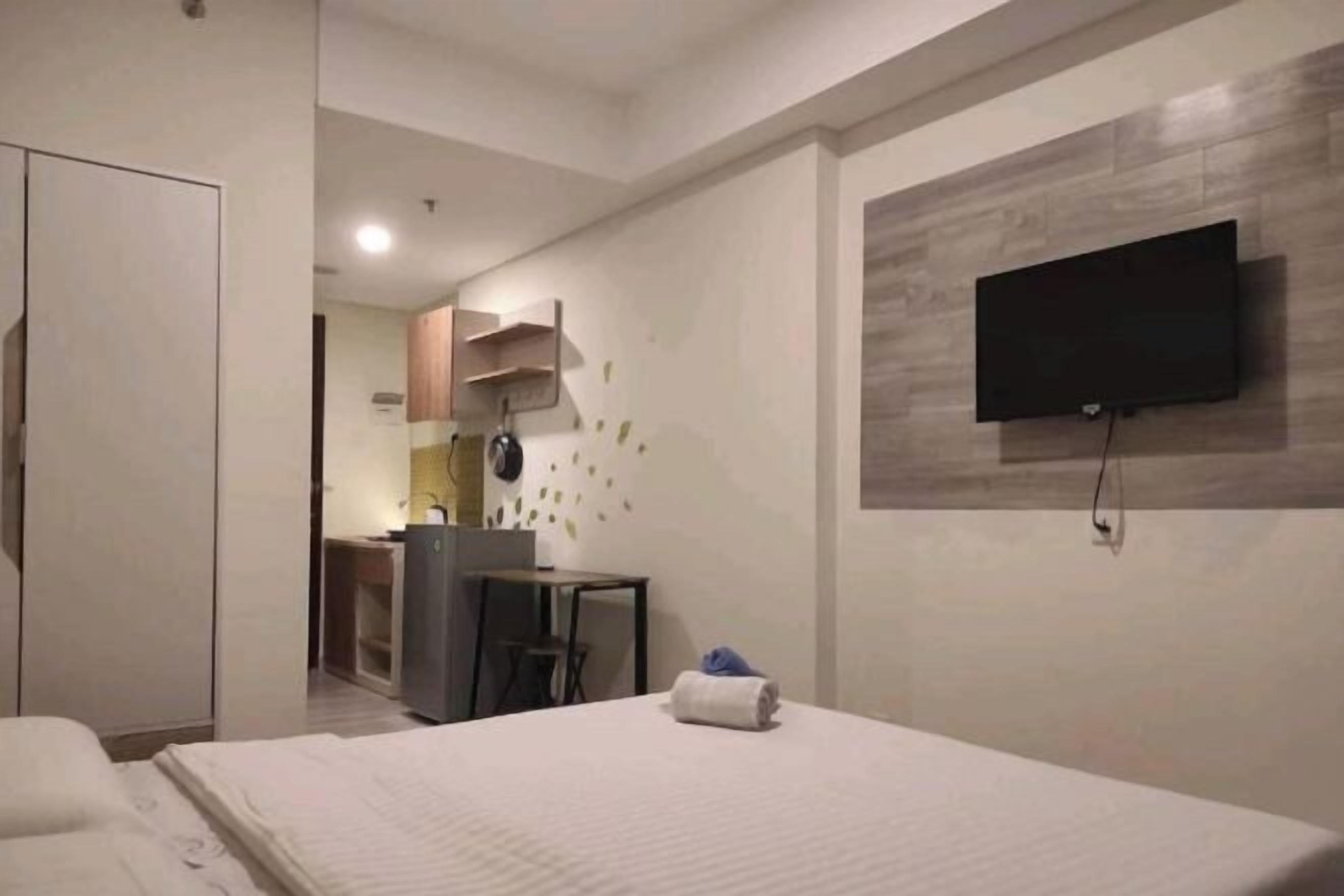 Desk, laptop workspace, free WiFi, bed sheets