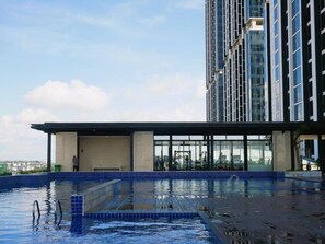 Una piscina al aire libre