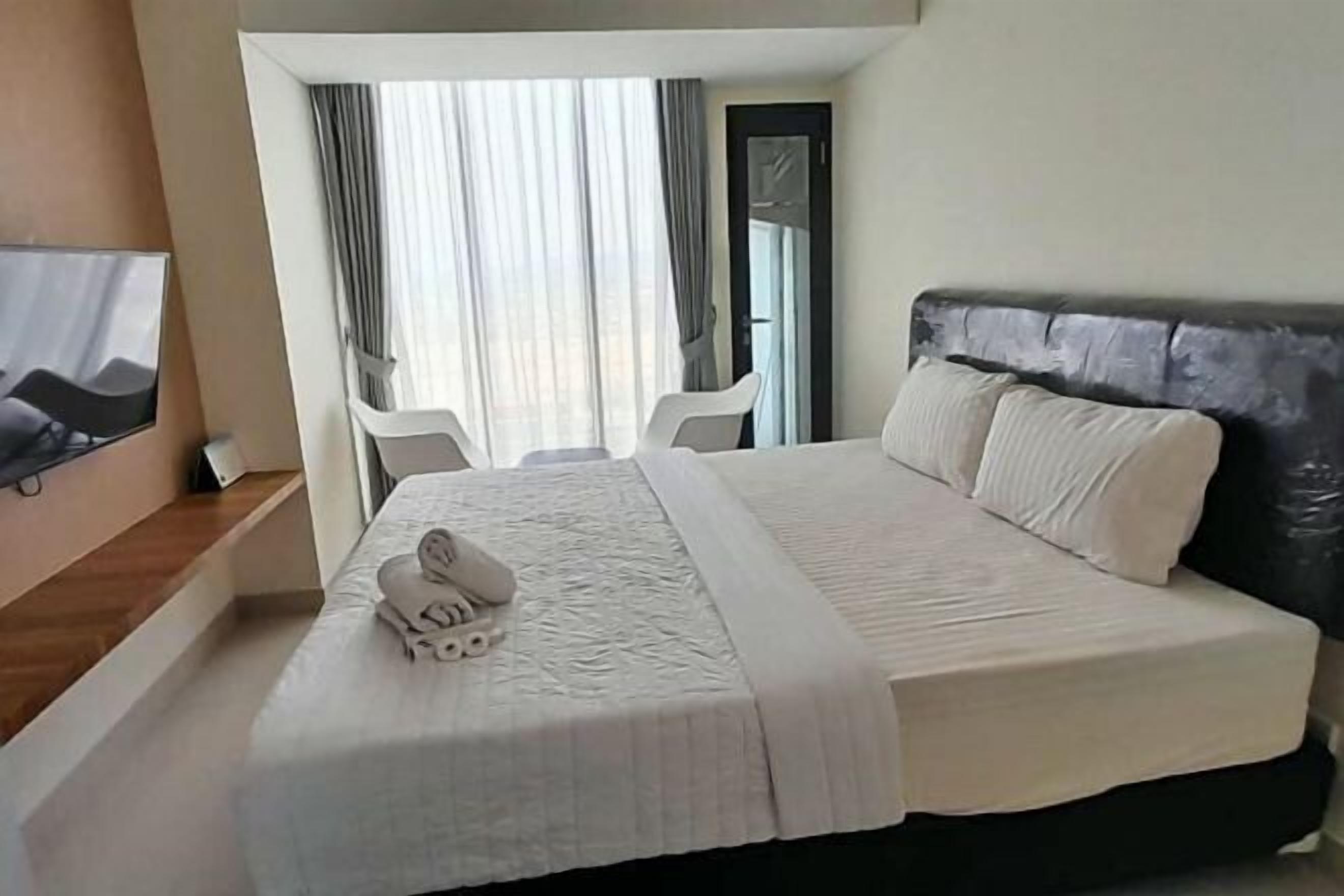 Desk, laptop workspace, free WiFi, bed sheets