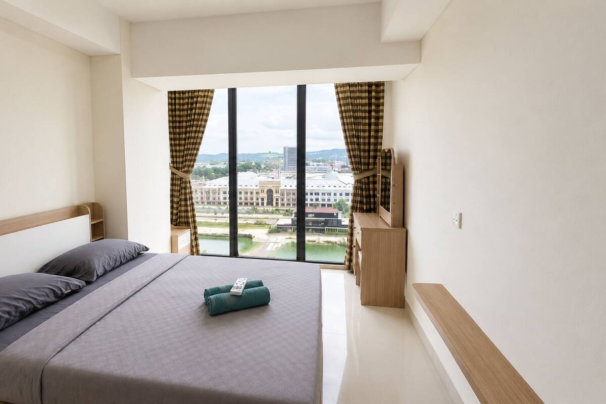 Apartemen Deluks | Meja kerja, tirai kedap cahaya, dan seprai linen