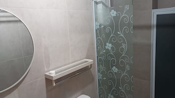 Apartamento, 1 habitación | Baño | Ducha y cabezal de ducha tipo lluvia
