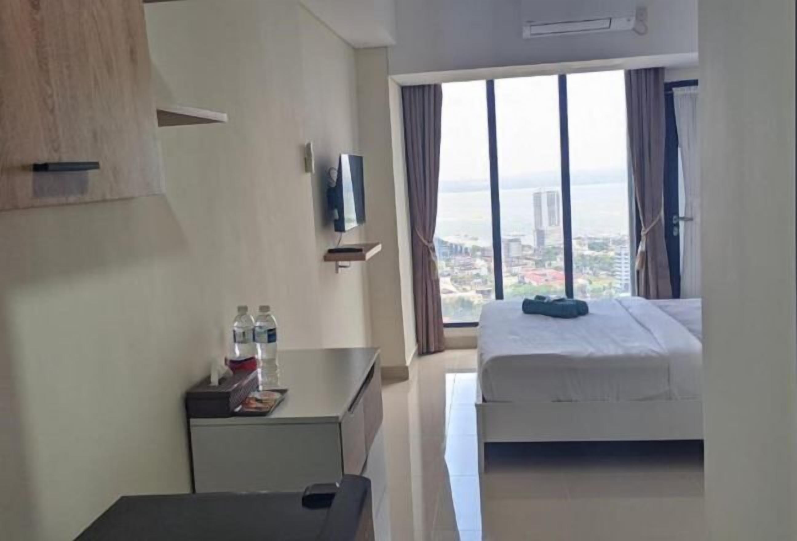 Desk, laptop workspace, free WiFi, bed sheets