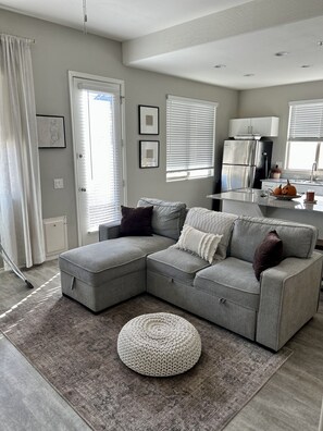 Living area - 2BD+2BTH "Grand Glendale Getaway" (Glendale)