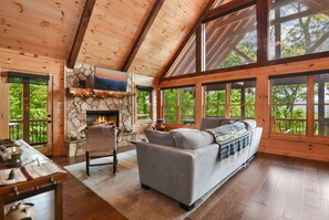 Smart-TV, Kamin, Bücher