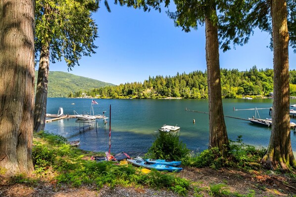 Marina - The Lake Hut - a perfect place to relax and play on shore of Lake Whatcom (Sedro Woolley)