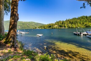 Marina - The Lake Hut - a perfect place to relax and play on shore of Lake Whatcom (Sedro Woolley)