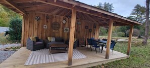 Outdoor dining - Creekside Cottage –Pool Table, Firepit & Pet-Friendly in the Nantahala Mountains (Topton)