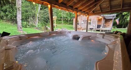 Creekside Cottage –Hot Tub!, Pool Table, Firepit & Pet-Friendly in the Nantahala