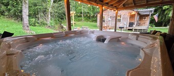 Creekside Cottage –Hot Tub!, Pool Table, Firepit & Pet-Friendly in the Nantahala