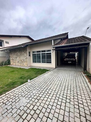 Property grounds - Casa com Ampla Cozinha e 3 Quartos Para 6 Pessoas (Guanabara Joinville)