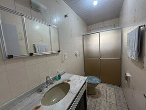 Hair dryer, towels, soap, shampoo - Casa com Ampla Cozinha e 3 Quartos Para 6 Pessoas (Guanabara Joinville)