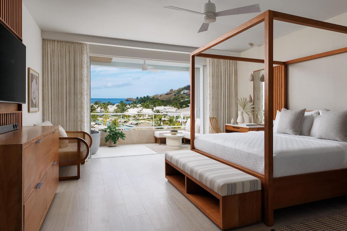 Lady Palm Club Suite with Fitness Room and Balcony Tranquility Soaking Tub (CBE) | 1 kamar tidur, brankas, setrika/meja setrika, dan Wi-Fi gratis