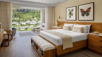 Bamboo Palm Partial Oceanview Room with Balcony Tranquility Soaking Tub (PLX) | 1 chambre, coffres-forts dans les chambres, fer et planche Ă  repasser