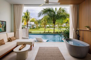 Bamboo Palm Club Swim-up Room with Patio Tranquility Soaking Tub (SUP) | 1 chambre, coffre-fort, fer et planche à repasser