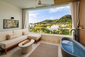 Bamboo Palm Room with Balcony Tranquility Soaking Tub (LX) | Badezimmer
