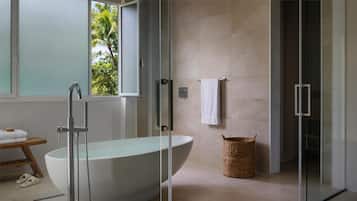 One-Bedroom Garden Butler Suite with Media Room and Patio Tranquility Soaking Tub (VH) | 1 camera, una cassaforte in camera, ferro/asse da stiro, Wi-Fi gratuito
