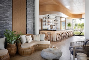 5 bars/lounges