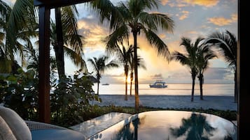 Beachfront One-Bedroom Butler Villa Suite with Private Pool (BVJP). | Quang cảnh từ phòng