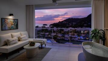 Lady Palm Partial Oceanview Club Suite with Media Room and Balcony Tranquility Soaking Tub (PCBM) | 1 habitación y caja de seguridad en la habitación