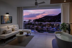 Lady Palm Partial Oceanview Club Suite with Media Room and Balcony Tranquility Soaking Tub (PCBM) | Coffre-fort, fer et planche à repasser, accès au Wi-Fi (inclus)