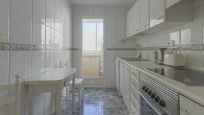 Coffee/tea maker, fridge, microwave, oven - 084 - Isabel La Católica - comfortHOLIDAYS (Santa Pola)