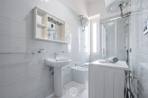 Dusj, hårføner, bidé og håndklær